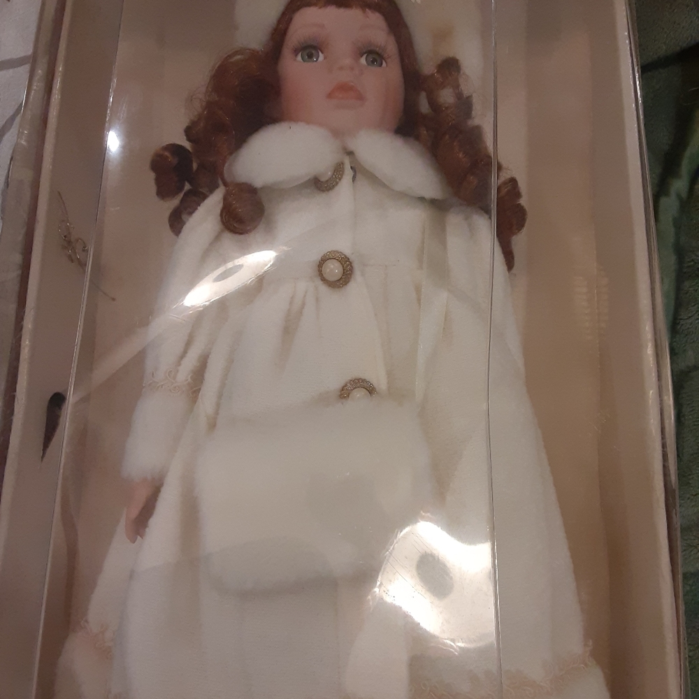 Porcelain doll - Picture 2 of 6